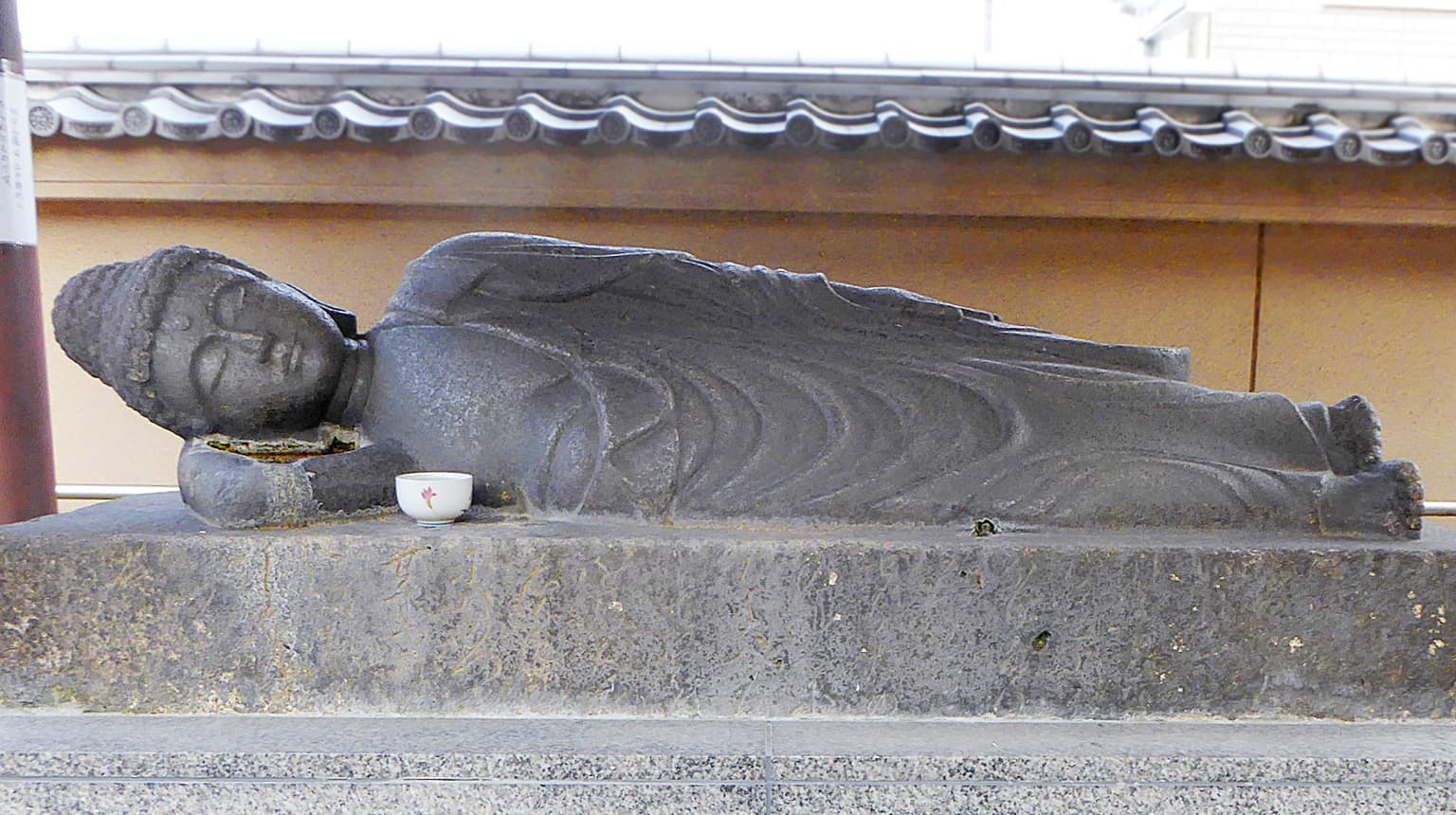 釈迦涅槃石像