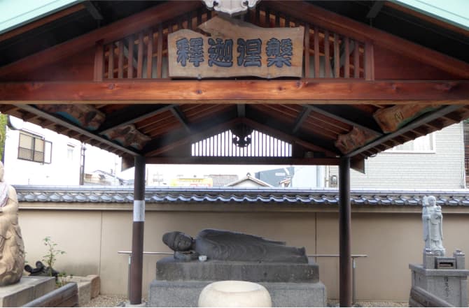 釈迦涅槃石像