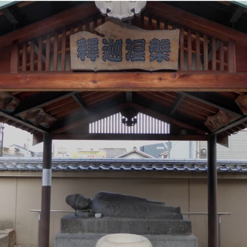 釈迦涅槃石像
